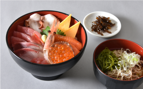 海鮮丼とミニめかぶそば